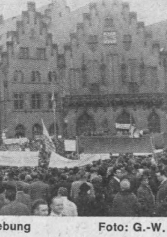 Bild einer Abschlußkundgebung auf dem Römer 1966 zu den Notstandsgesetzen