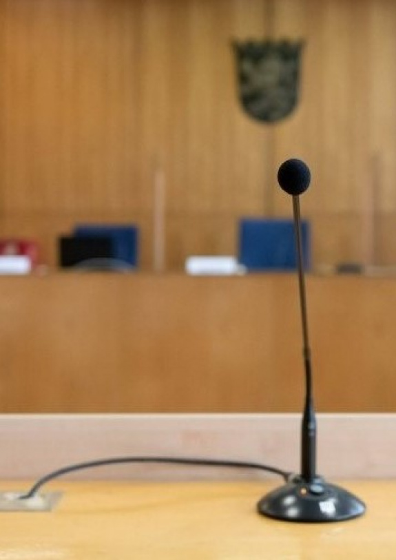 Der Gerichtsraum aus Sicht der Zeug_innen