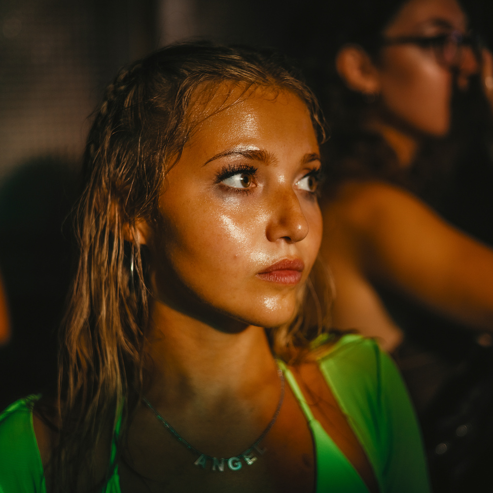 Filmstill aus »How to Have Sex«: Die Protagonistin Tara im Partyurlaub auf Kreta