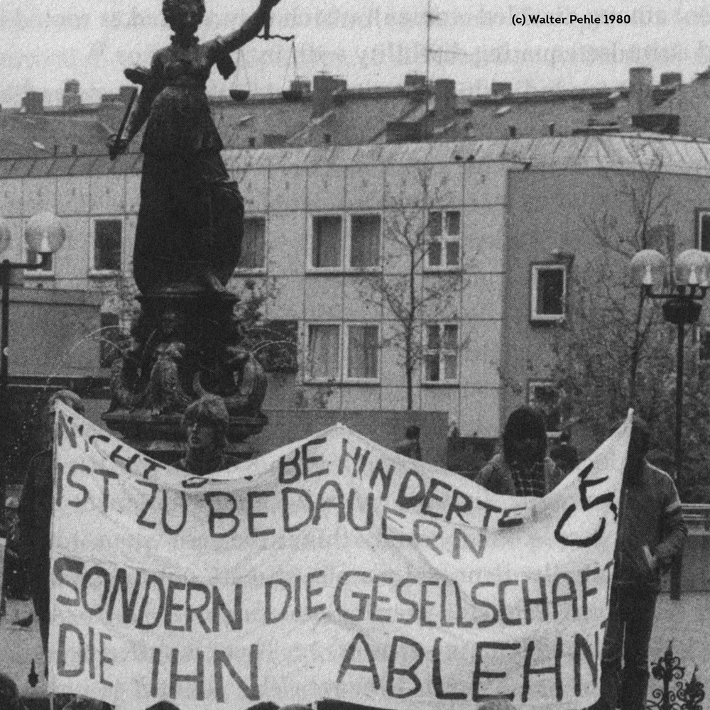 Das Foto zeigt eine Demonstration von Behindertenrechtsaktivisten aus dem Jahr 1980 