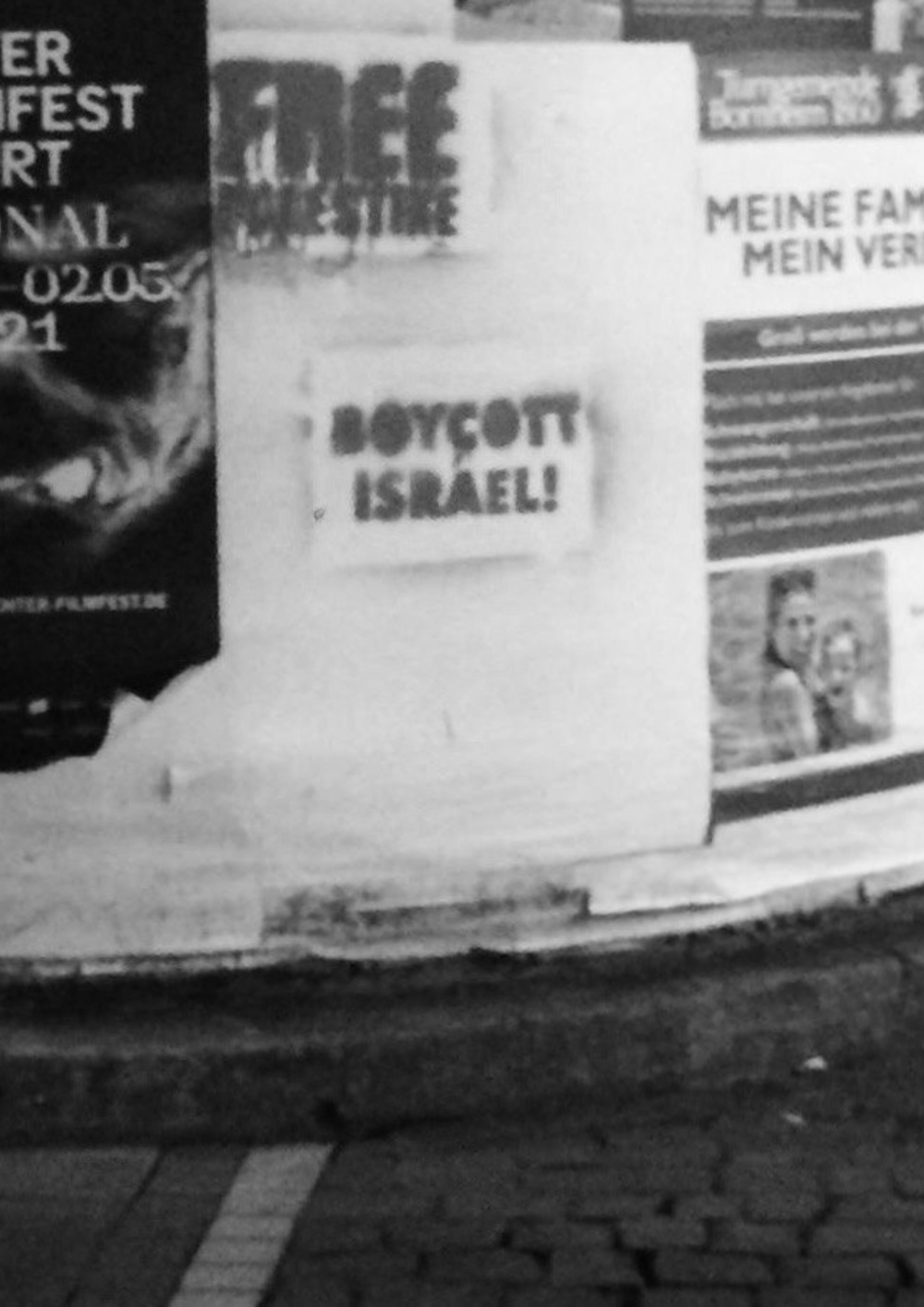 Das Bild zeigt eine Litfaßsäule mit den Graffitis "Free Palestine" und "Boycott Israel!"