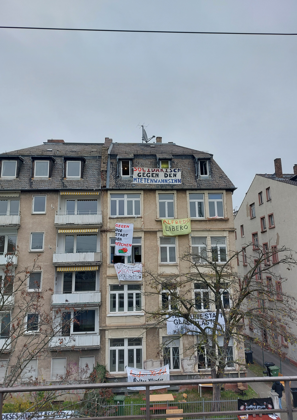 Das Bild zeigt das besetzte Haus in der Günderrodestraße im Frankfurter Gallus.