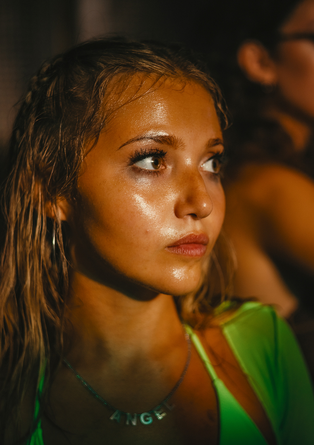 Filmstill aus »How to Have Sex«: Die Protagonistin Tara im Partyurlaub auf Kreta