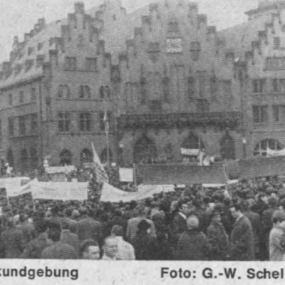 Bild einer Abschlußkundgebung auf dem Römer 1966 zu den Notstandsgesetzen