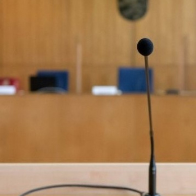 Der Gerichtsraum aus Sicht der Zeug_innen