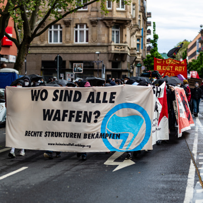Demonstration mit Transparent Wo sind all die Waffen?