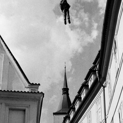 Sigmund Freud, Kunst am Bau von David Černý (1997) in der Husova in Prag. Die Figur stellt Freud und die Todesangst dar. Bild: eigene Aufnahme, Louis Pienkowski, 2020