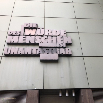 Schriftzug Die Würde des Menschen ist unantastbar am Oberlandesgericht Frankfurt am Main