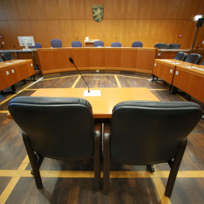 leerer Gerichtssaal