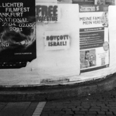 Das Bild zeigt eine Litfaßsäule mit den Graffitis "Free Palestine" und "Boycott Israel!"