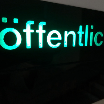 Leuchtend grüner Schriftzug "öffentlich"