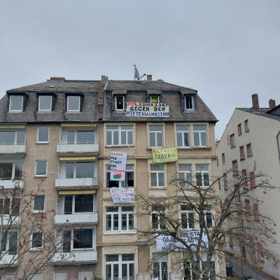 Das Bild zeigt das besetzte Haus in der Günderrodestraße im Frankfurter Gallus.